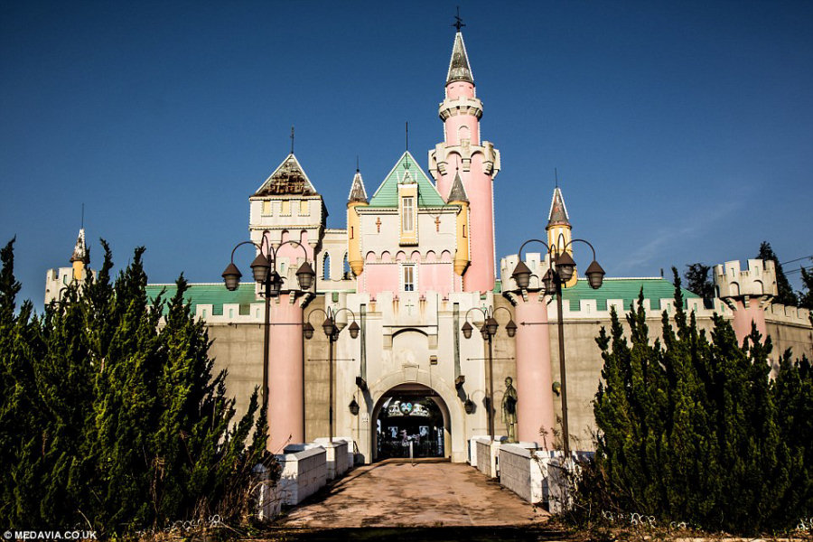 nara dreamland theme park disney style castle